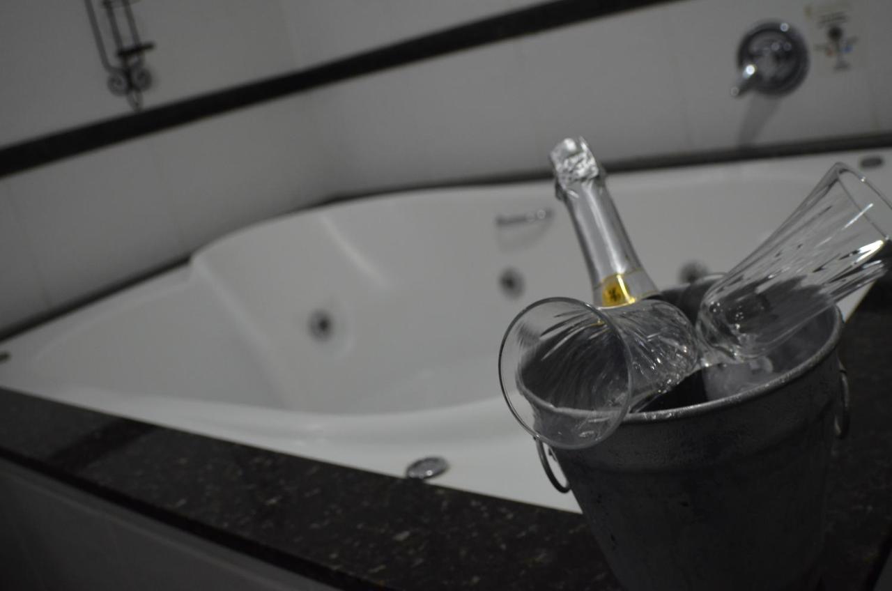 Constantino Hotel E Eventos Juiz de Fora Exterior foto A bottle of champagne in a champagne bucket