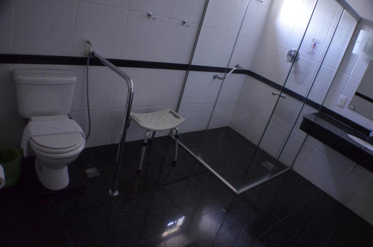 Constantino Hotel E Eventos Juiz de Fora Exterior foto Bathroom with a shower seat