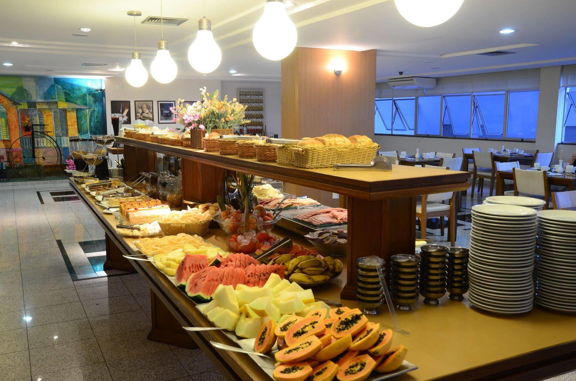 Constantino Hotel E Eventos Juiz de Fora Exterior foto A buffet at a hotel